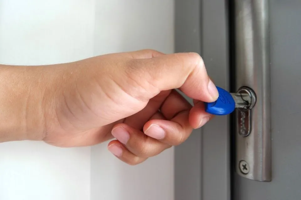 10 Kegunaan Sabun Batang yang Tersembunyi, Solusi Pintu Seret Sampai Bikin Cermin Kinclong Lagi 16