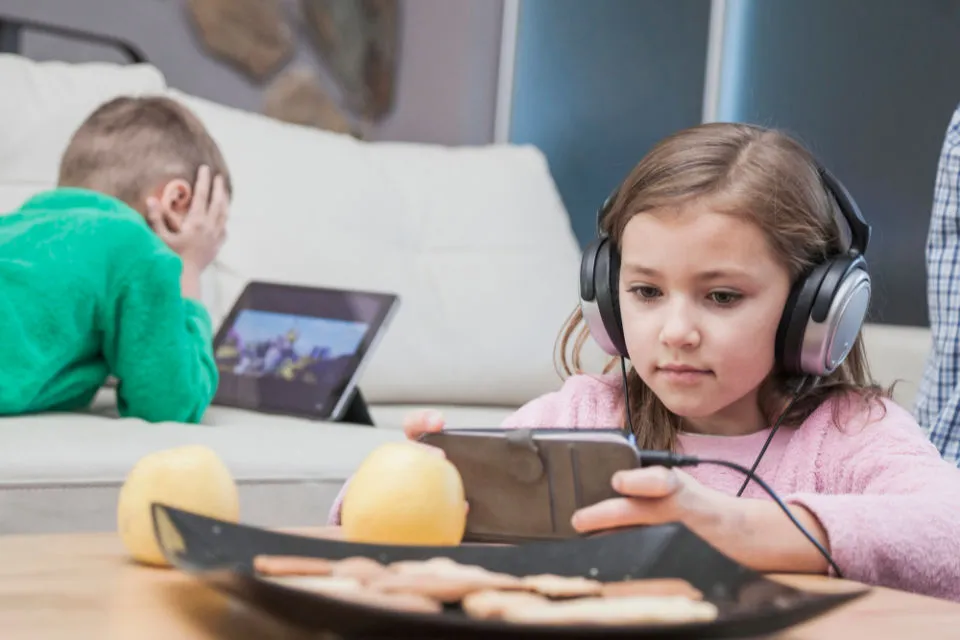 Mencegah Anak Kecanduan Gadget Itu Ada Triknya. Nih, Bekal Berharga Buat Orang Tua! 7