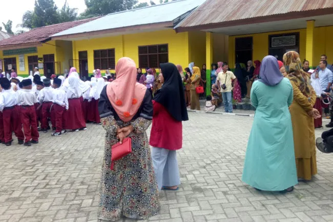 Kocaknya Momen Pertama Kali Masuk SD. Kamu Tim Ditungguin atau Ditinggalin oleh Orang Tua nih? 5