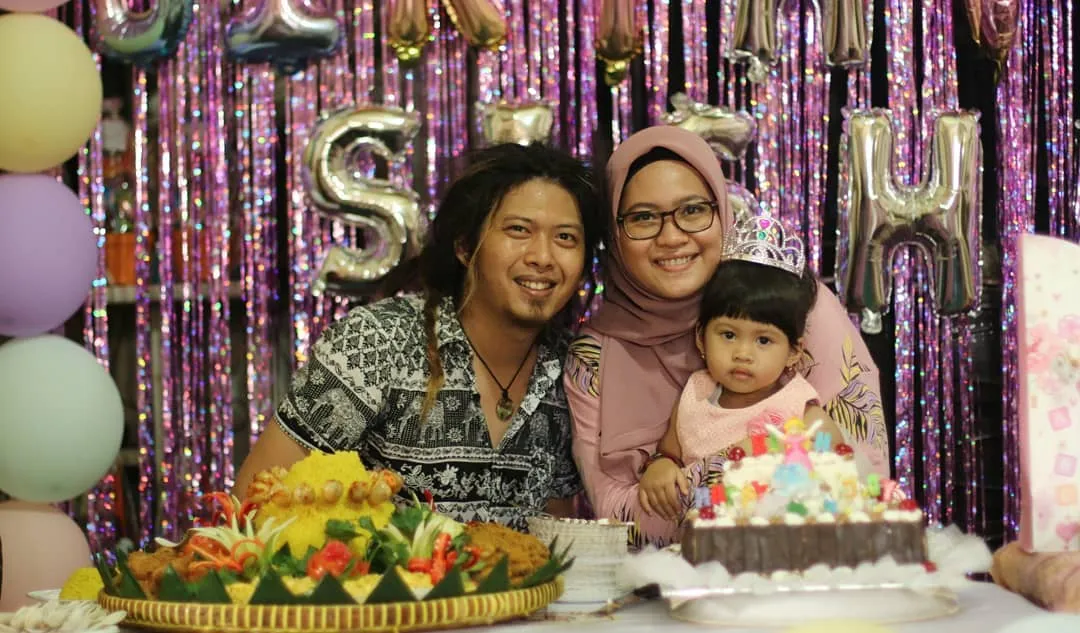Jodoh adalah Misteri, 8 Artis ini Menikah dengan Seorang Kru TV. Siapa Saja? 13