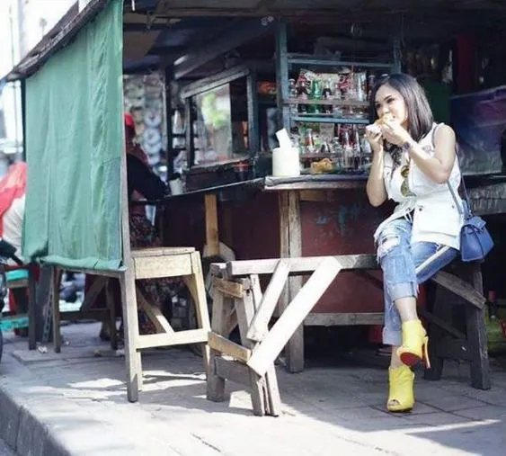Identik dengan Kemewahan, 12 Artis ini Tak Gengsi Makan di Warung Pinggir Jalan. Tetap Sederhana! 21
