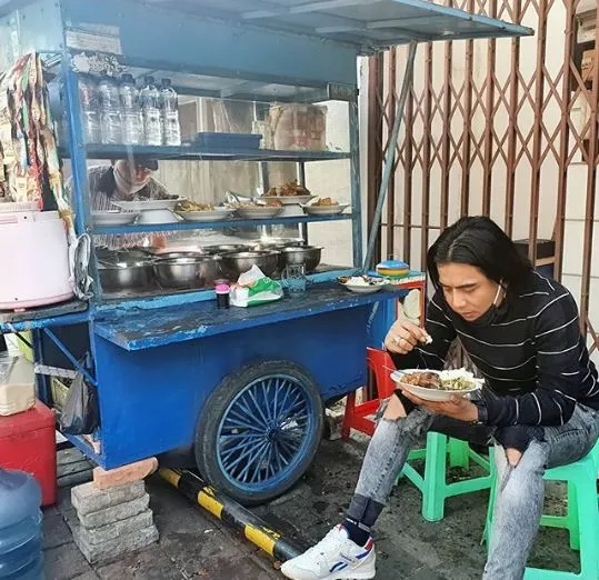Identik dengan Kemewahan, 12 Artis ini Tak Gengsi Makan di Warung Pinggir Jalan. Tetap Sederhana! 23