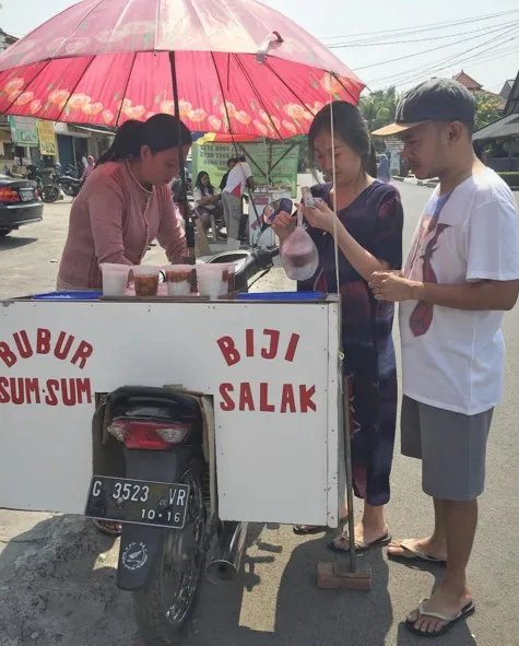 Identik dengan Kemewahan, 12 Artis ini Tak Gengsi Makan di Warung Pinggir Jalan. Tetap Sederhana! 14