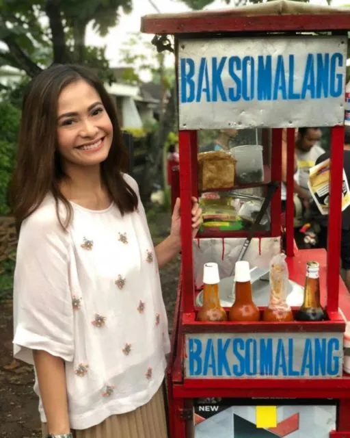 Identik dengan Kemewahan, 12 Artis ini Tak Gengsi Makan di Warung Pinggir Jalan. Tetap Sederhana! 15
