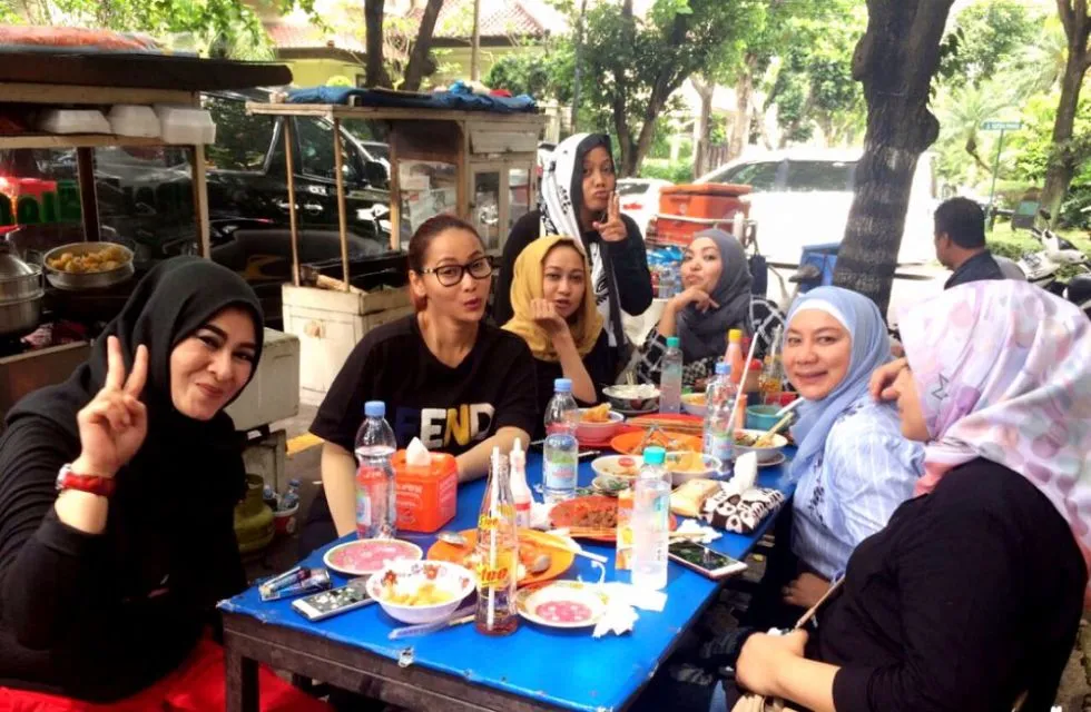 Identik dengan Kemewahan, 12 Artis ini Tak Gengsi Makan di Warung Pinggir Jalan. Tetap Sederhana! 24