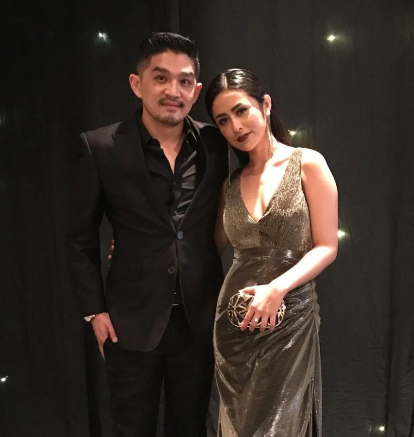 Jodoh adalah Misteri, 8 Artis ini Menikah dengan Seorang Kru TV. Siapa Saja? 9