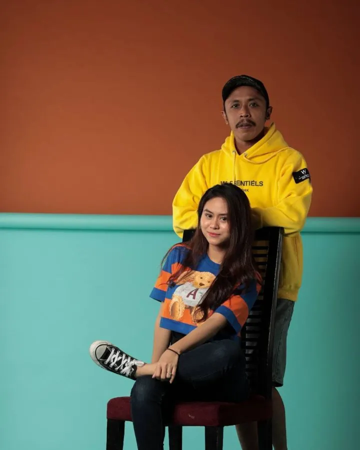 Jodoh adalah Misteri, 8 Artis ini Menikah dengan Seorang Kru TV. Siapa Saja? 10