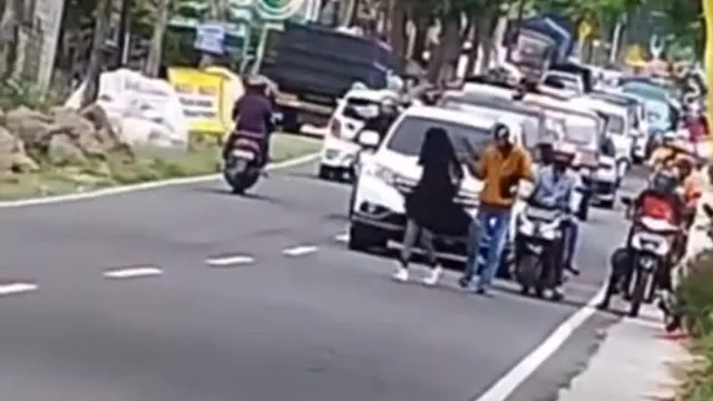 Viral Cewek Ngambek Bikin Jalanan Macet. Marah Boleh, tapi Jangan Nyusahin Orang Lain dong! 4
