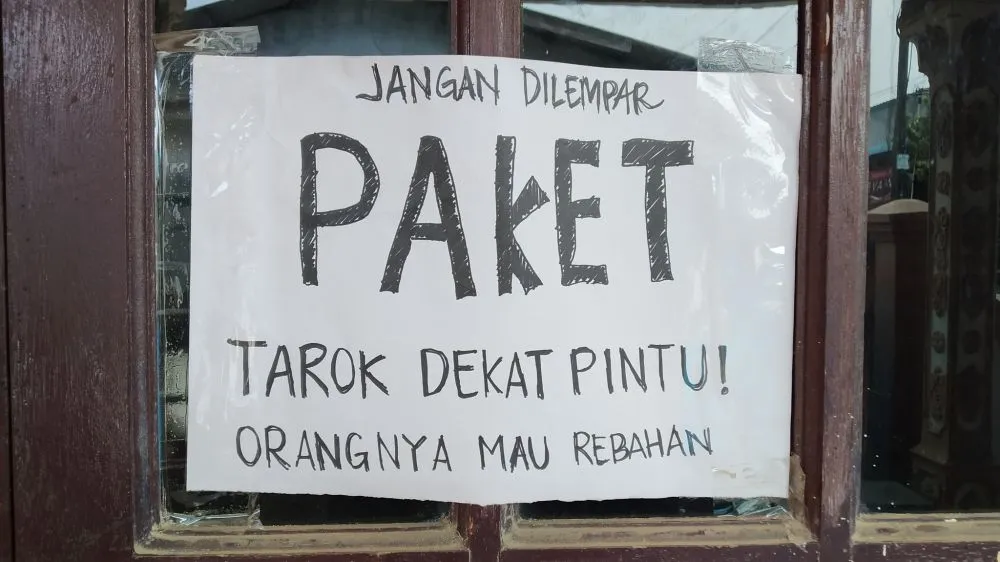 11 Pemberitahuan Absurd dari Pelanggan untuk Kurir Paket di Depan Rumah. Sabar, ya, Bang! 20