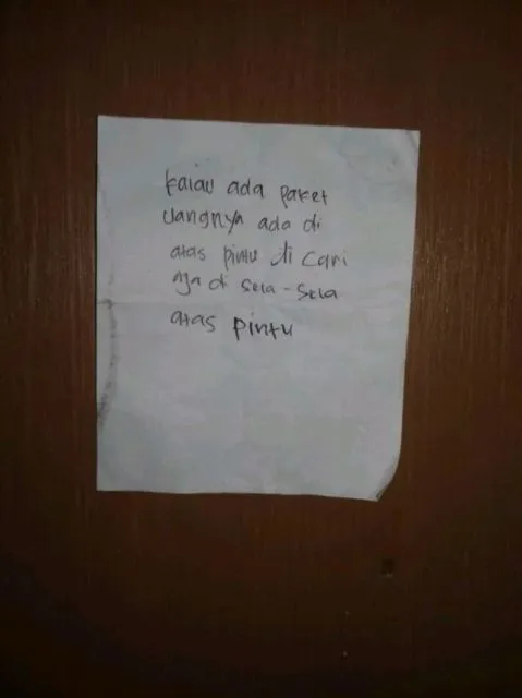 11 Pemberitahuan Absurd dari Pelanggan untuk Kurir Paket di Depan Rumah. Sabar, ya, Bang! 12