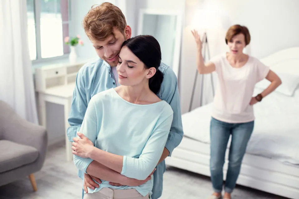 Cara Menghadapi Intervensi Orang Tua atau Mertua dalam Urusan Rumah Tangga. Saatnya Tegas, tapi Sopan! 8