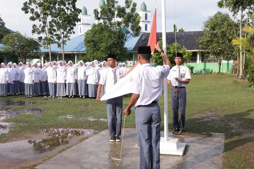 5 Hal Seru yang Sering Terjadi Saat Upacara Sekolah. Jadi Kangen! 8