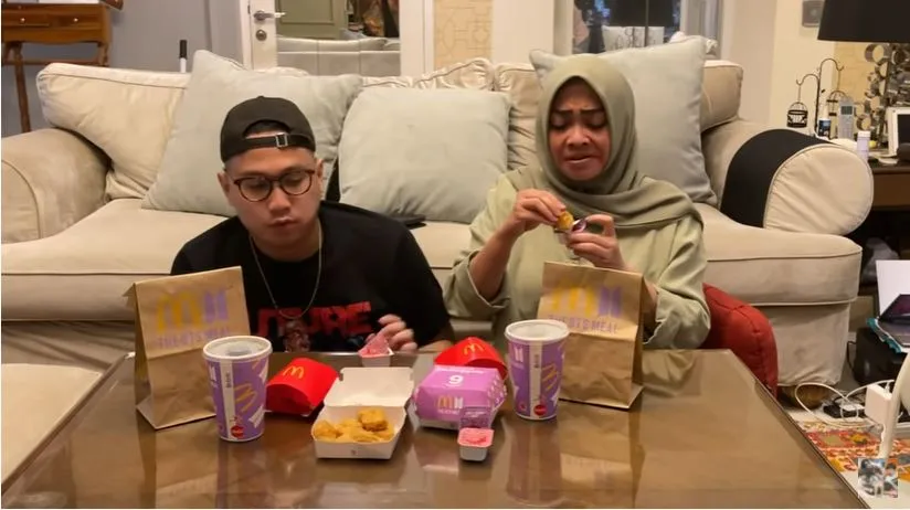 Rieta Amilia Ikut Mencicipi BTS Meal yang Viral, Reaksi Datarnya Jadi Sorotan Warganet! 4