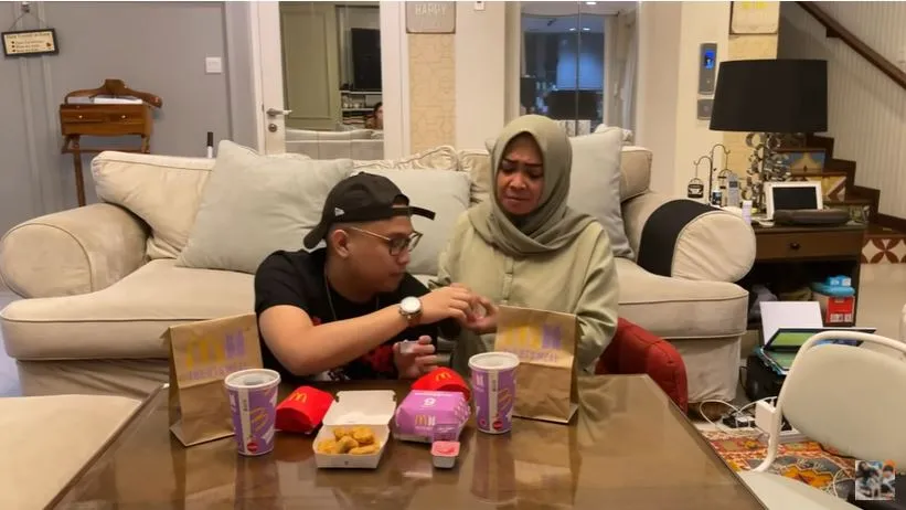 Rieta Amilia Ikut Mencicipi BTS Meal yang Viral, Reaksi Datarnya Jadi Sorotan Warganet! 3