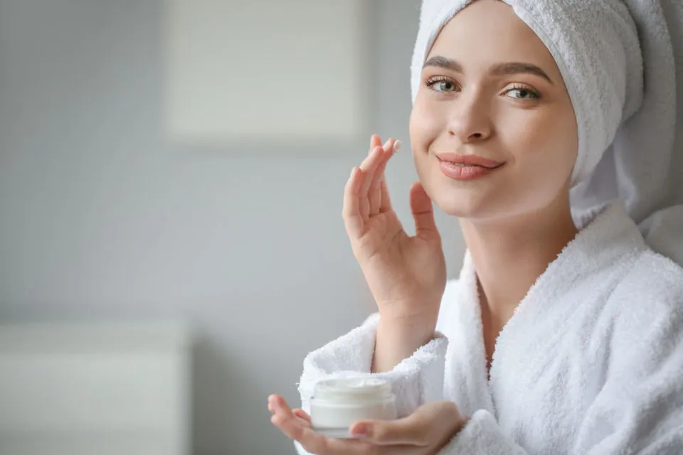 Lebih Baik yang Mana, Pakai Skincare 1 Paket atau Pakai Beda-beda Merek? Ini Pertimbangannya! 13