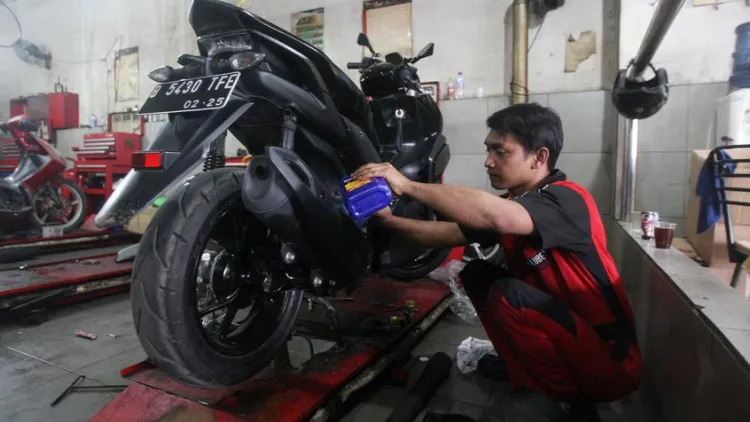 Cobaan Saat Servis Motor di Bengkel Resmi. Ada yang Pernah Ngerasain? 8 Ganti oli motor