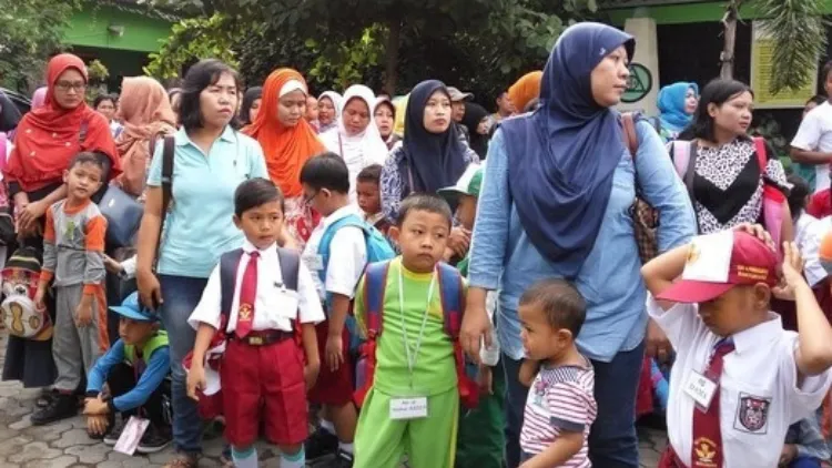 Kocaknya Momen Pertama Kali Masuk SD. Kamu Tim Ditungguin atau Ditinggalin oleh Orang Tua nih? 6