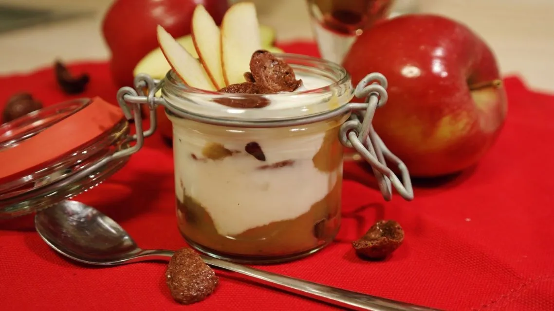 6 Resep Kreasi Makanan dari Buah Apel yang Bisa Kamu Buat Dengan Mudah di Rumah atau Kost-Kostan 11 Strawbery yogurt apple
