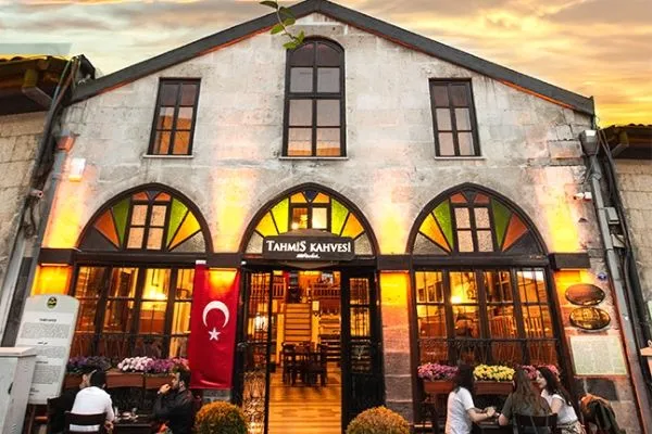 10 Kafe Tua yang Terkenal Penuh Sejarah ini Wajib Kamu Kunjungi Sekali Seumur Hidup. Apa Saja? 17