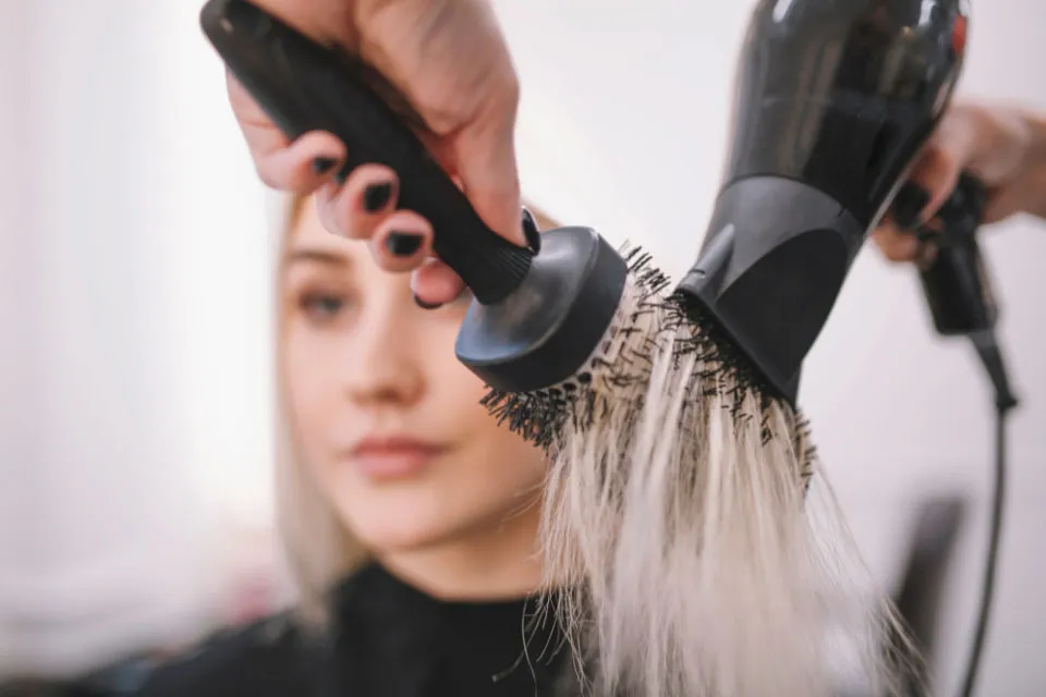 4 Dampak Buruk Terlalu Sering Memakai Hair Dryer Plus Cara Mengatasinya 6