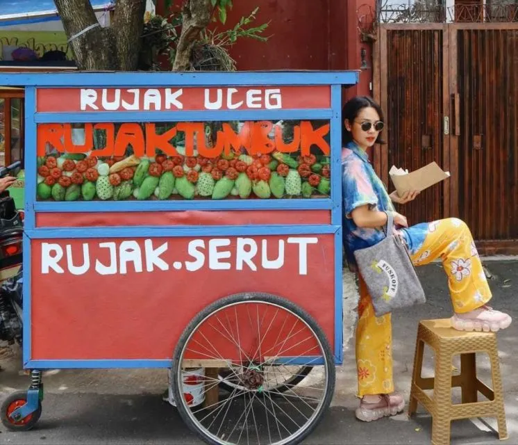 Identik dengan Kemewahan, 12 Artis ini Tak Gengsi Makan di Warung Pinggir Jalan. Tetap Sederhana! 13