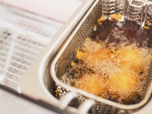 8 Istilah Teknik Memasak Para Chef yang Tak Cuma Goreng atau Rebus Aja 9 teknik memasak deep frying adalah