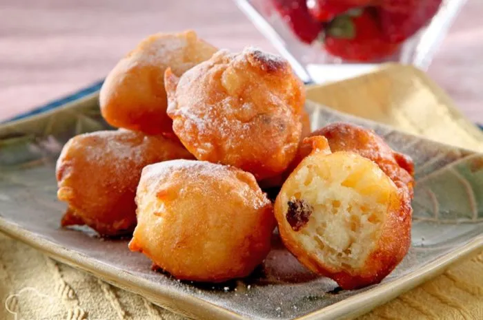 6 Resep Kreasi Makanan dari Buah Apel yang Bisa Kamu Buat Dengan Mudah di Rumah atau Kost-Kostan 12 bola-bola apel goreng