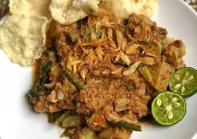 10 Makanan Khas Sunda yang Terkenal Raos Pisan. Rugi Kalau Nggak Coba! 12 makanan khas Sunda enak di Bandung