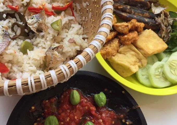 10 Makanan Khas Sunda yang Terkenal Raos Pisan. Rugi Kalau Nggak Coba! 13 makanan khas Sunda Bandung