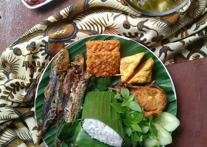 10 Makanan Khas Sunda yang Terkenal Raos Pisan. Rugi Kalau Nggak Coba! 14 makanan khas Sunda di Jakarta