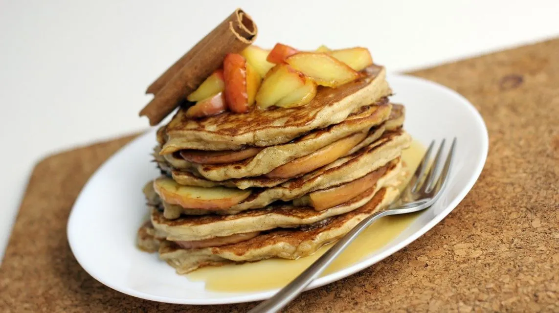 6 Resep Kreasi Makanan dari Buah Apel yang Bisa Kamu Buat Dengan Mudah di Rumah atau Kost-Kostan 10 Pancake apel