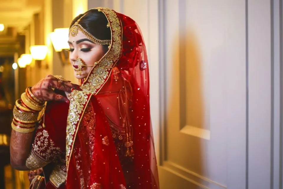 Ini lo Alasan Kenapa Pengantin India Pakai Gaun Warna Merah Saat Menikah. Ada Maknanya! 5