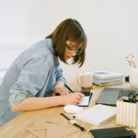 5 Ide Outfit Nyaman tapi Tetap Profesional Saat WFH. Mendadak Meeting? Siap On Camera~