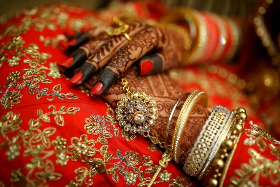 Ini lo Alasan Kenapa Pengantin India Pakai Gaun Warna Merah Saat Menikah. Ada Maknanya! 4