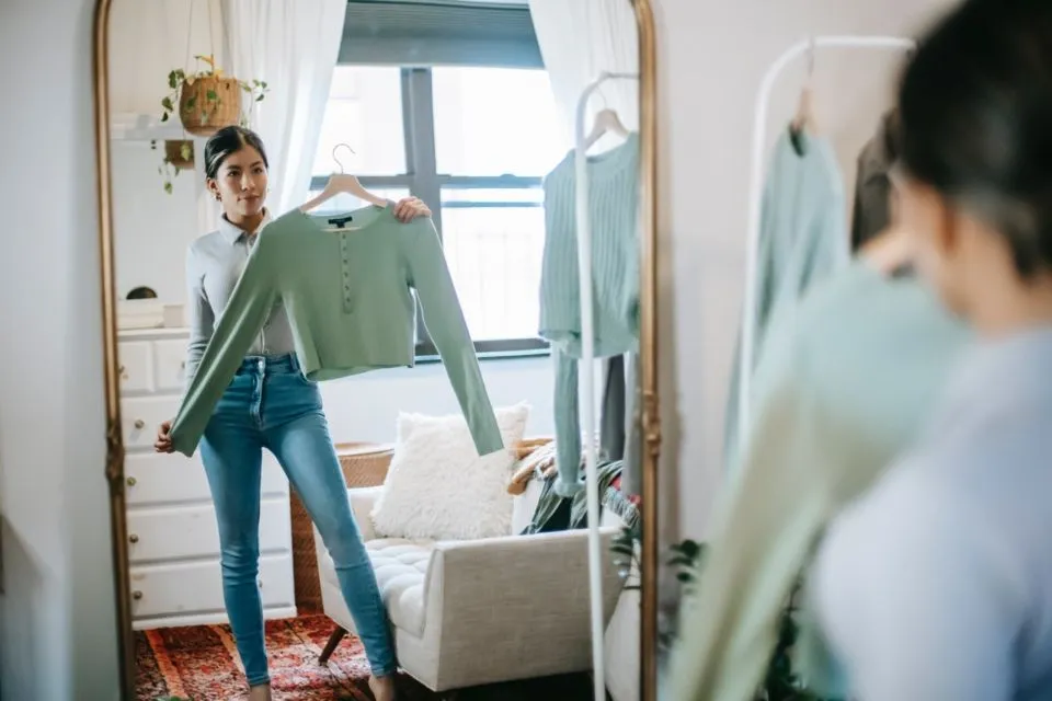 5 Langkah Bikin Capsule Wardrobe Sendiri. Solusi Cerdas Kurangi Tumpukan Baju di Lemari! 9