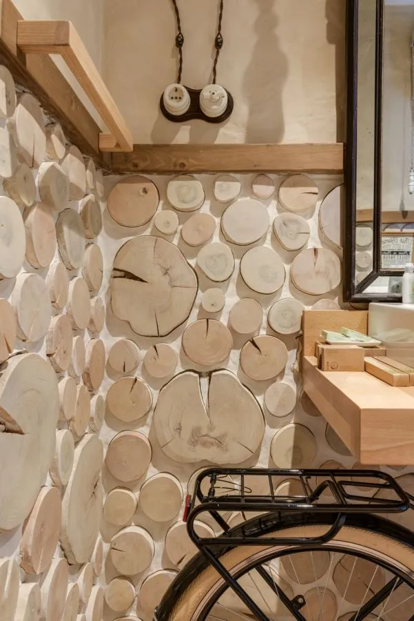 11 Inspirasi Wall Decoration yang Simpel tapi Berkelas. Daripada Tembok Polosan Doang 19