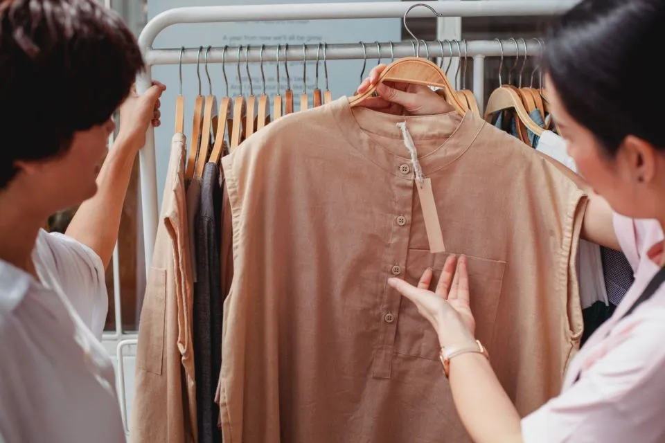 4 Alasan Logis Kenapa Kamu Sering Ngeluh Nggak Punya Baju. Padahal Isi Lemari Udah Sesak lo~ 5