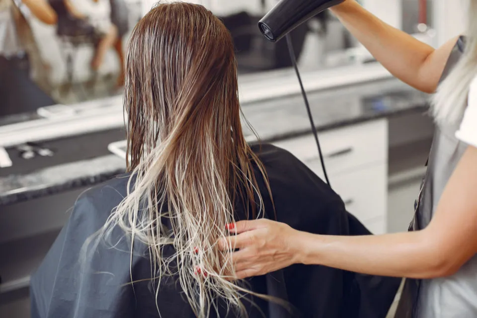 4 Dampak Buruk Terlalu Sering Memakai Hair Dryer Plus Cara Mengatasinya 7
