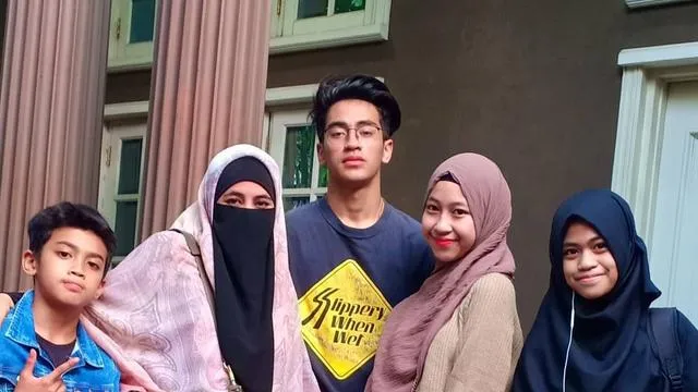8 Artis Indonesia ini Pilih Sekolahkan Anak di Pondok Pesantren 11