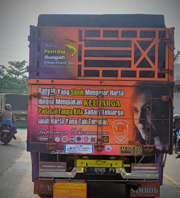 11 Potret Najwa Shihab di Belakang Truk ini Bikin Gagal Fokus. Ternyata Memang Banyak Penggemarnya~ 19