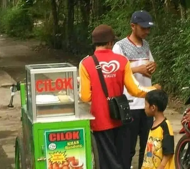 Kamu Pernah Ketemu dengan Pedagang yang Pakai 11 Kaus Desain Kocak Begini Nggak? :D 19