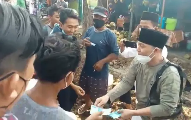 Aksi Nyata 8+ Seleb Bantu Masyarakat Terdampak Pandemi; Bagi-Bagi Sembako hingga Beri Pekerjaan 5