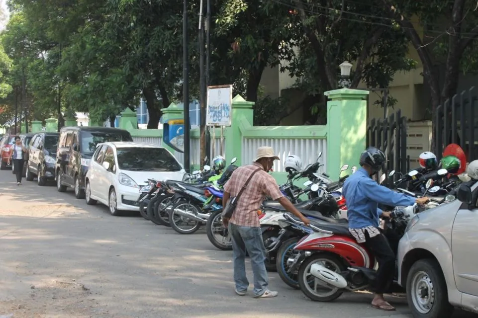 Menebak Alasan Logis Kenapa Tukang Parkir Sering Menghilang, Misterius! 9