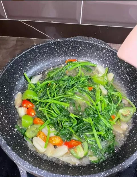 5 Cara Menumis Kangkung Agar Warnanya Tetap Segar 10