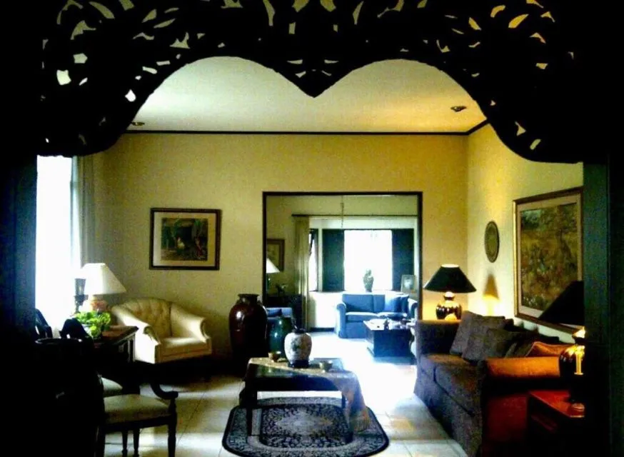 11 Rumah Artis dengan Desain Tradisional. Tampilannya Hangat dan Estetik 12