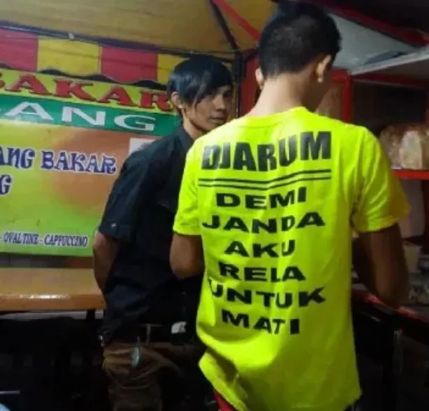 Kamu Pernah Ketemu dengan Pedagang yang Pakai 11 Kaus Desain Kocak Begini Nggak? :D 13