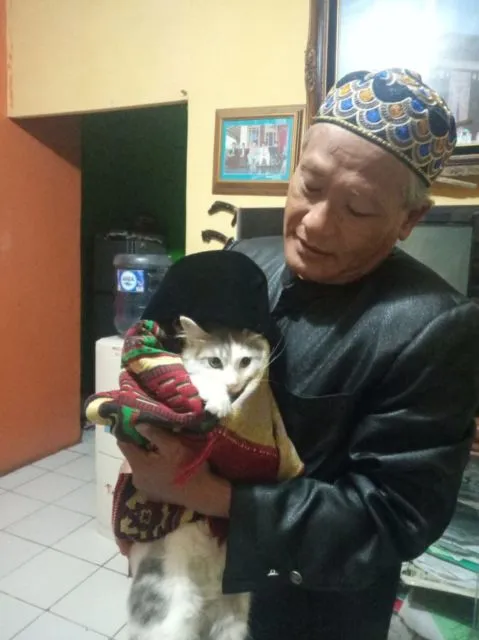11 Potret Bapak Lebih Sayang sama Kucing daripada Anak Sendiri. Susah Kalau Udah Begini mah :D 13