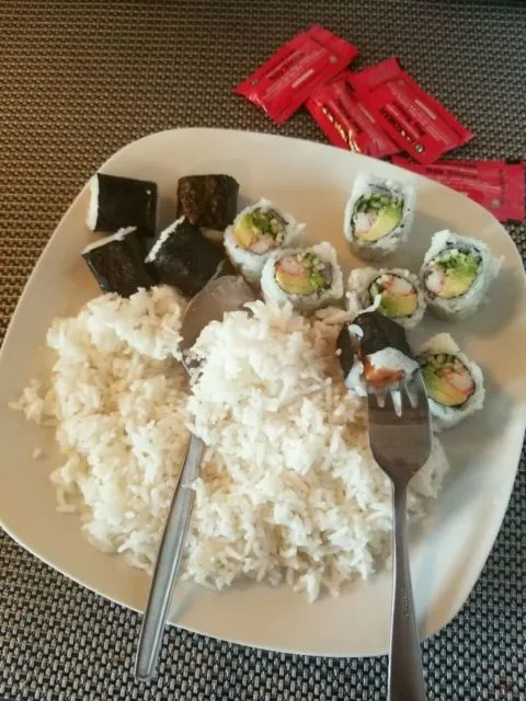 Nggak Cuma Indomie, Ternyata Sushi juga Bisa Kena Penistaan Makanan. Ini 11 Buktinya! 22