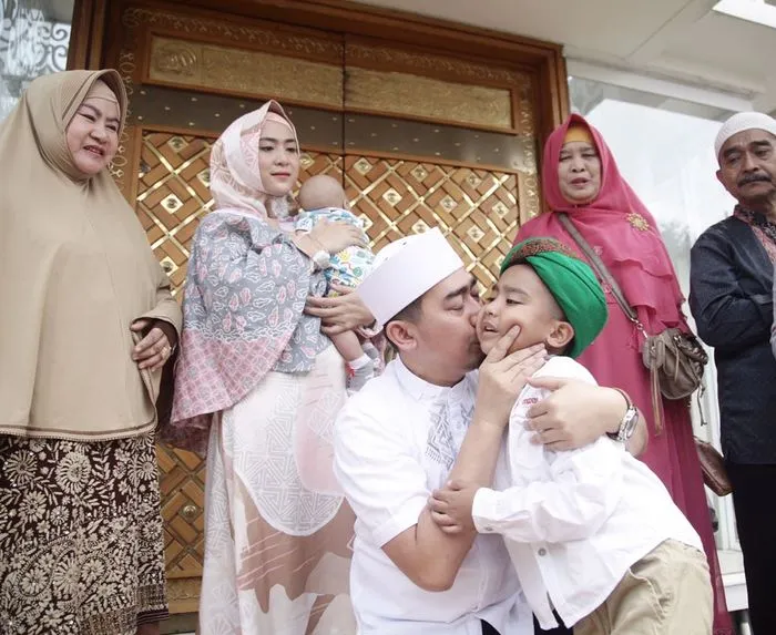 8 Artis Indonesia ini Pilih Sekolahkan Anak di Pondok Pesantren 9