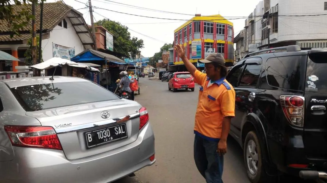 Menebak Alasan Logis Kenapa Tukang Parkir Sering Menghilang, Misterius! 6